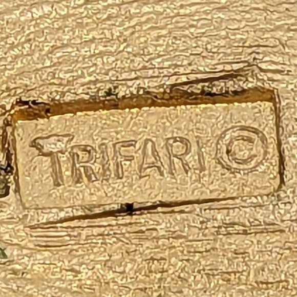 Vintage Signed CrownTrifari Gold-Tone Leaf Brooch Pin - Picture 3 of 3